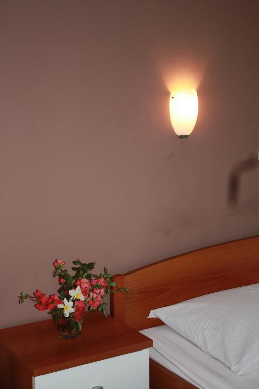 Guesthouse Ob Sotocju Budic Брежице Номер фото